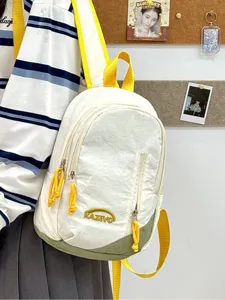 Vista detallada de la mini mochila casual de estilo coreano en blanco y amarillo.