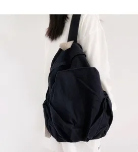 Gedetailleerd overzicht van de casual zwarte canvas rugzak met zacht, relaxte design.
