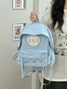Mochila estilo universitario azul claro con lindo parche de oso y bordado floral diario.