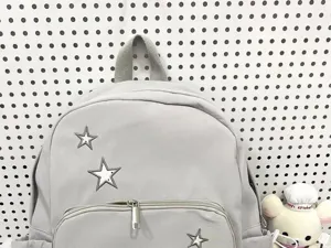Zaino scolastico casual grigio con ricamo di stelle e pratica tasca frontale con zip.