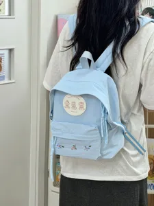 Mochila minimalista coreana azul claro con parche de oso lindo y bordado de flores.