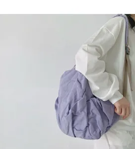 Detailopname van de casual gewassen canvas rugzak in zacht paars voor dagelijks gebruik.