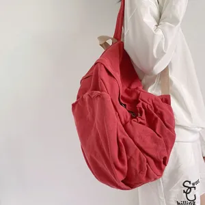 Gedetailleerd overzicht van casual Koreaanse gewassen canvas rugzak in rood, groot zacht model.