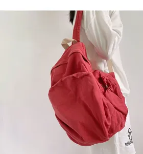 Gedetailleerd overzicht van casual slouchy canvas rugzak, minimalistische rode tas voor dames.