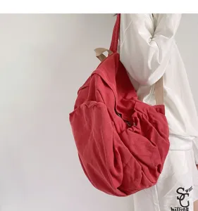 Detailopname van Koreaanse gewassen canvas rugzak, effen rode casual forenzen schooltas.