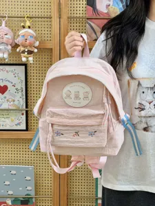 Mochila de lona estilo universitario rosa con bonito parche de oso y bordado floral.