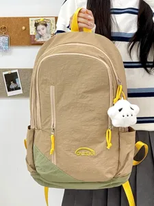 Vista detallada del bolsillo delantero y el lindo colgante de nube en esta mochila casual.