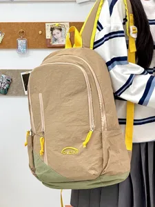 Mochila informal coreana, mochila de viaje ligera para exteriores con correas y cremalleras amarillas.