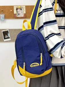 Vista detallada de una mini mochila azul y amarilla elegante, pequeño bolso de lona casual.