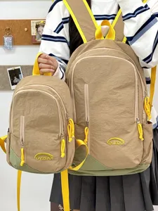 Vista detallada del conjunto de mochilas pequeñas de viaje informales para mujer estilo.