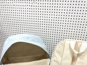 Vista dettagliata dell'interno dello zaino da studente e della tessitura morbida, design carino.