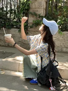 Mochila de mezclilla moderna para mujer, bolso escolar de viaje ligero de estilo coreano casual.