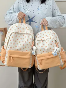Carino zaino scolastico con stampa fragola, tasca anteriore e dettaglio ciondolo cucciolo.