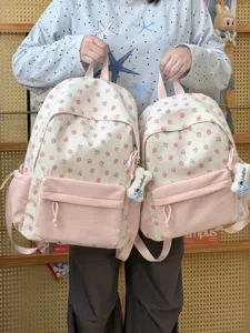Dettaglio zaino in tela con stampa fragola, grande borsa carina per uso quotidiano.