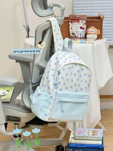 Vista dettagliata dello zaino a pois azzurro chiaro, stile casual e uso quotidiano.