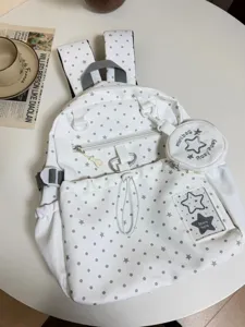 Vista dettagliata di uno zaino bianco in stile coreano con stelle grigie, viaggio casual.