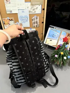 Zaino casual a righe nero e grigio con stelle, leggero e versatile per la scuola e i viaggi quotidiani.