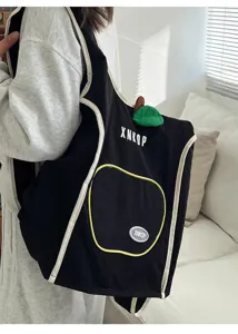 Detalle de la mochila de lona coreana estilo manzana, bolso casual de viaje con bordes contrastantes.