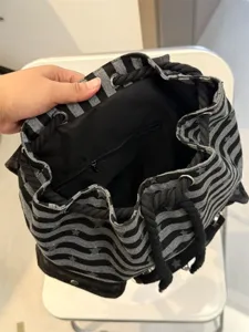Zaino in tela a righe grigio nero con stelle coulisse borsa casual per scuola tempo