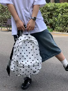 Dettaglio zaino bianco a pois stile coreano, borsa scolaretta leggera di grande capacità.