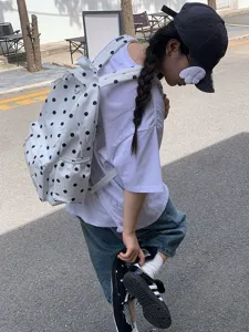 Zaino con pois stile coreano dettaglio che mostra grande capacità per studenti universitari.