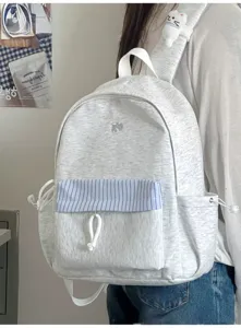 Vista dettagliata di zaino grigio melange casual con tasca a righe e ciondolo gatto peluche.