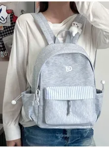 Zaino casual in tela grigio stile campus con tasca frontale a righe e coulisse laterali.