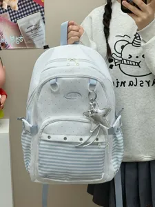 Vista dettagliata dello zaino scolastico a righe in stile coreano con ciondolo a stella.
