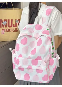 Vista dettagliata del simpatico zaino da studente con motivo a frutta rosa in stile coreano.