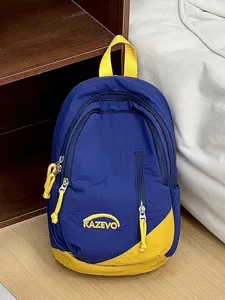 Vista detallada de la mini mochila azul con detalles amarillos y logo bordado visible.
