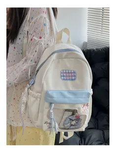 Vue détaillée du joli sac à dos campus blanc et bleu avec poche transparente et nœud.