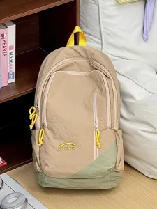 Mochila informal ligera coreana en beige y verde, perfecta para viajes al aire libre y diario.