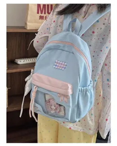 Joli sac à dos itabag bleu clair et rose avec fenêtre transparente, nœud et grande capacité pratique.