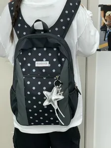 Vista detallada de la mochila de lunares estilo coreano con colgante de estrella.