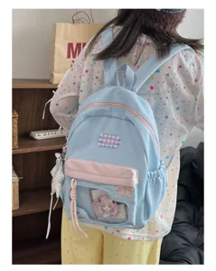 Vue détaillée du sac ita bleu clair et rose mignon avec fenêtre transparente et nœud.