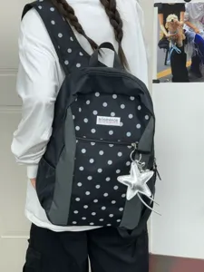 Mochila de estudiante de lunares negros elegante viaje ocio daypack vista detallada.