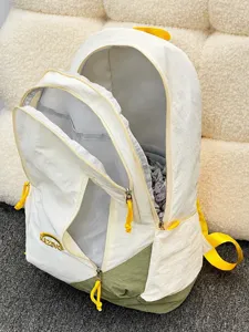 Pequeña mochila casual de múltiples bolsillos, ligera bolsa de viaje blanca y verde.