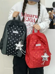 Vista detallada de la mochila escolar de lunares estilo coreano con bonito colgante.