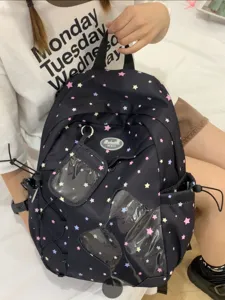 Vista dettagliata dello zaino nero con stampa di stelle e tasca trasparente per la scuola.