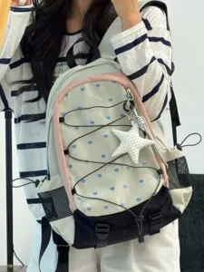 Nahaufnahme des koreanischen Rucksacks mit blauen Herzen, rosa Einfassung und Sternanhänger.