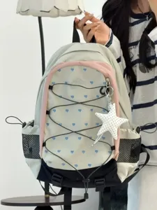 Detailansicht des koreanischen lässigen Outdoor-Rucksacks mit blauen Herzen und tollem Sternen.
