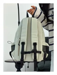 Detailansicht des minimalistischen Freizeitrucksacks mit verstellbaren Trägern und Netztaschen.