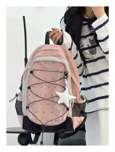 Rosa Freizeit Rucksack Detail mit Herzchen Muster, Gummizug vorne und Stern Anhänger Design.