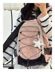 Detailansicht des süßen rosa koreanischen Rucksacks mit blauem Herzmuster und Sternanhänger.