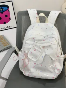 Dettagli dello zaino bianco con stelle colorate, dettagli e pratica tasca frontale.