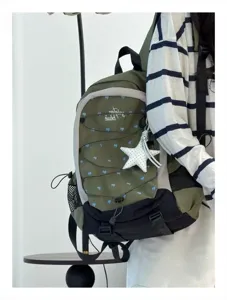 Stylischer olivgrüner Outdoor Rucksack mit blauen Herzen und Stern Anhänger für Alltag.