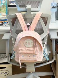 Mini mochila rosa de estilo japonés con bonito parche de osito y tierno diseño floral.