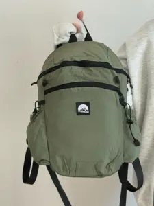 Vue detaillee du sac a dos de voyage et de randonnee leger en couleur vert olive.
