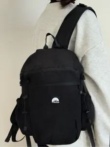 Sac à dos d'extérieur léger et multifonctionnel en noir, grande capacité de transport.