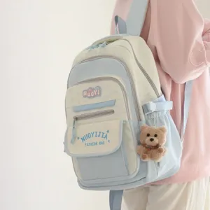Zaino scolastico in stile giapponese azzurro e crema con stampa a stelle e ciondolo orsetto.